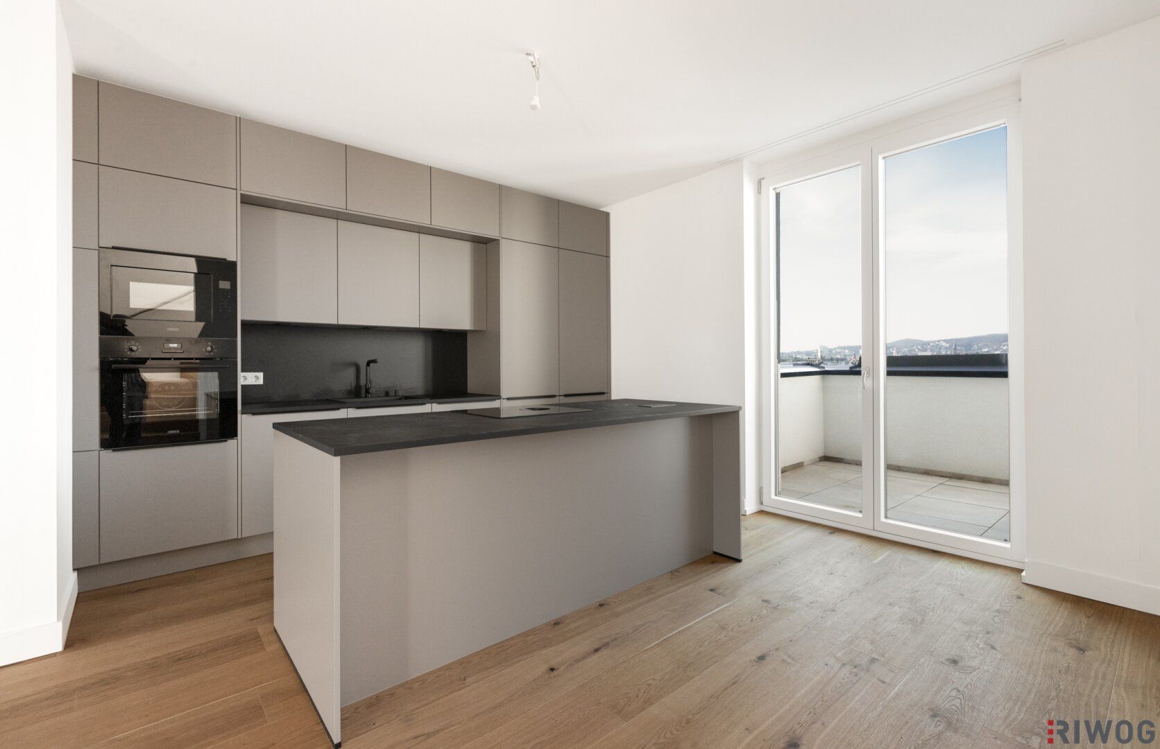 CITY VIEW & STYLE // MODERNE DACHGESCHOSSWOHNUNG // PANORAMAFENSTER // TERRASSE + DACHTERRASSE MIT TRAUMBLICK // NÄHE UHLPLATZ