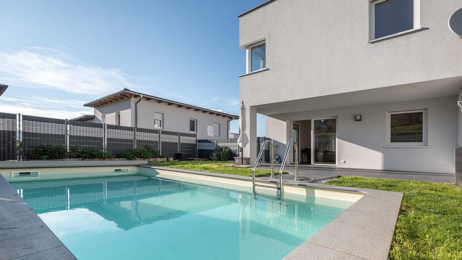 BAUMGARTEN BEI LINZ. ANSPRECHENDE DOPPELHAUSHÄLFTE MIT POOL.