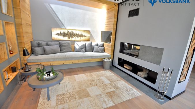 Sonnige Couch ((Glas über der Couch) und Kamin