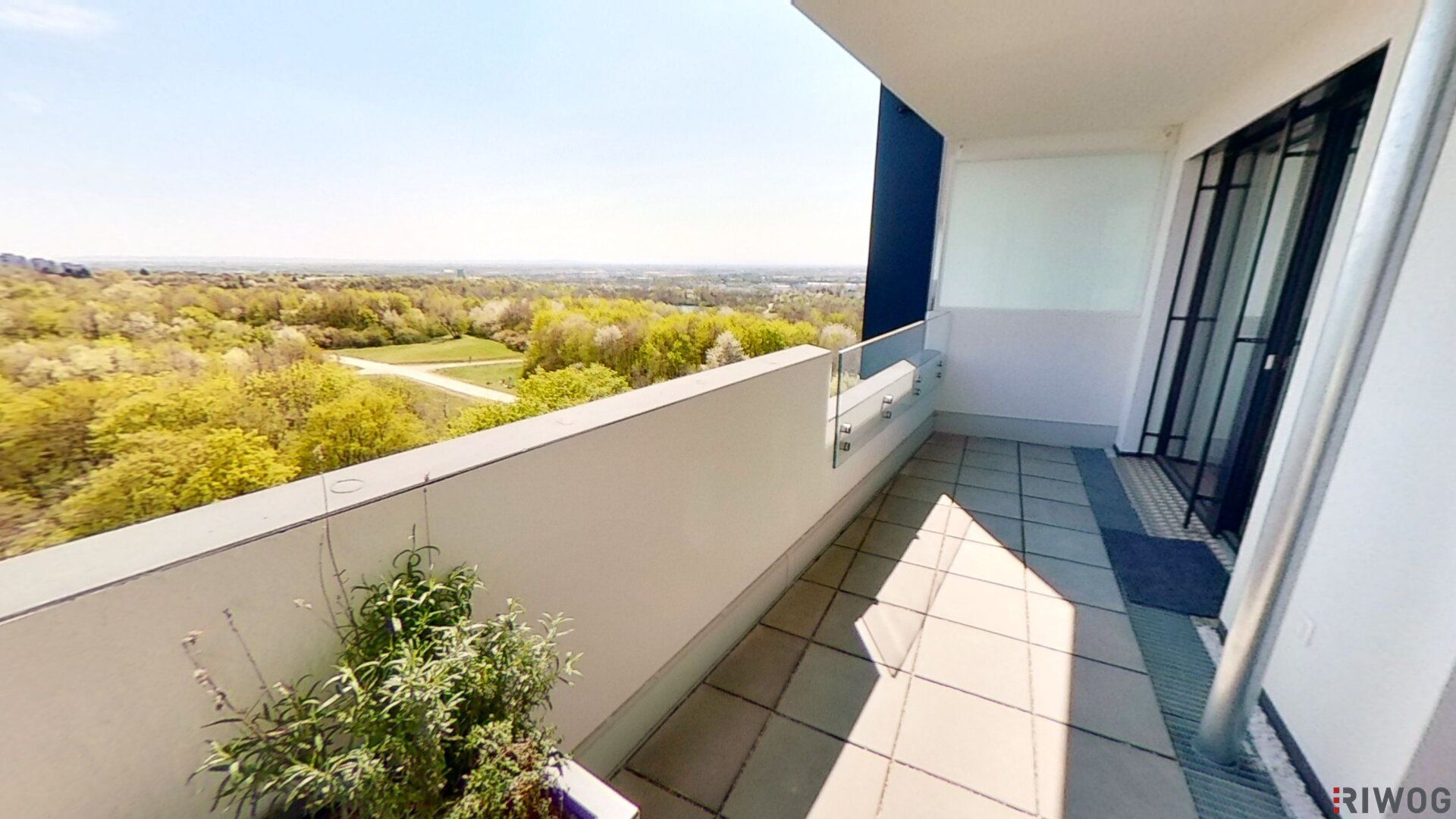 360-TOUR / TOLLER FERNBLICK mit großem BALKON direkt am Erholungsgebiet Wienerberg, ROOFTOP-POOL!
