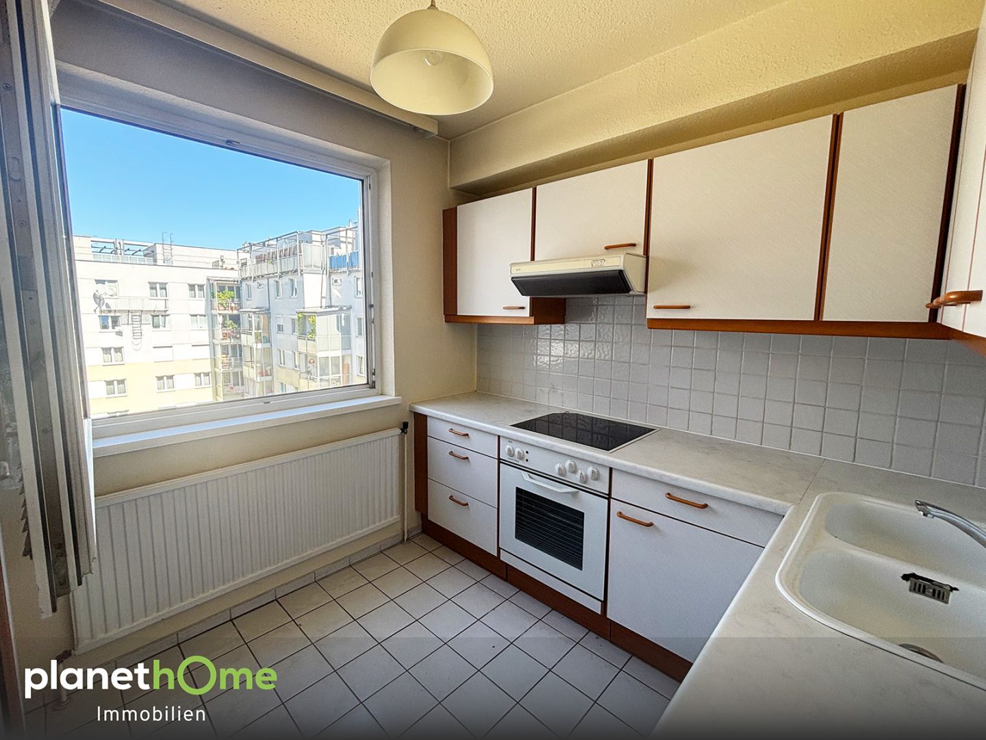 Raum für Ideen! Sanierungsbedürftige 3 Zimmer + separate Küche + Loggia im 5. Obergeschoss