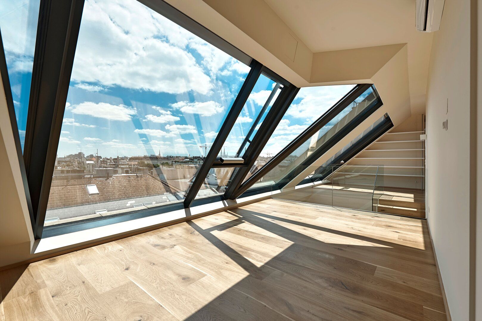 GROSSZÜGIG WOHNEN auf über 200 qm! Dachgeschoß-Maisonette mit 3 Terrassen! Garagenkauf im Haus möglich!