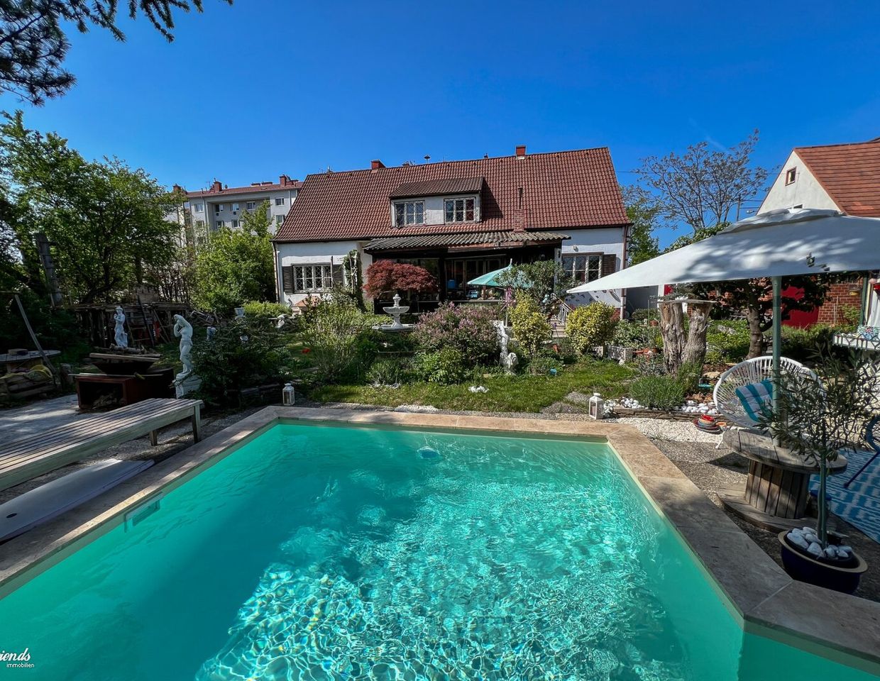Den Sommer im Garten genießen - vielseitiges Doppelhaus mit herrlichen Pool auf 1.134m2 Grundstück