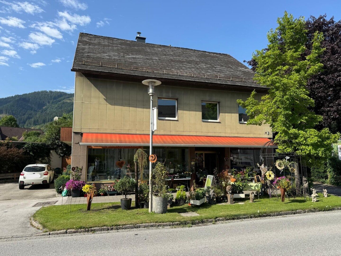 Wohn- Geschäftshaus mit Garage, Parkplätze in zentraler Lage!