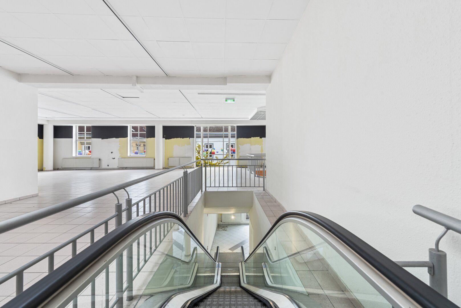 Mach diesen außergewöhnlichen Ort zu deinem! Großzügige Fläche in Bestlage von Wiener Neustadt | Zwei Etagen | Rolltreppe und Lift - Ansicht 4