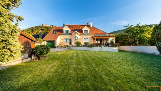Blick vom Garten auf Haus und Schlossberg Hainburg