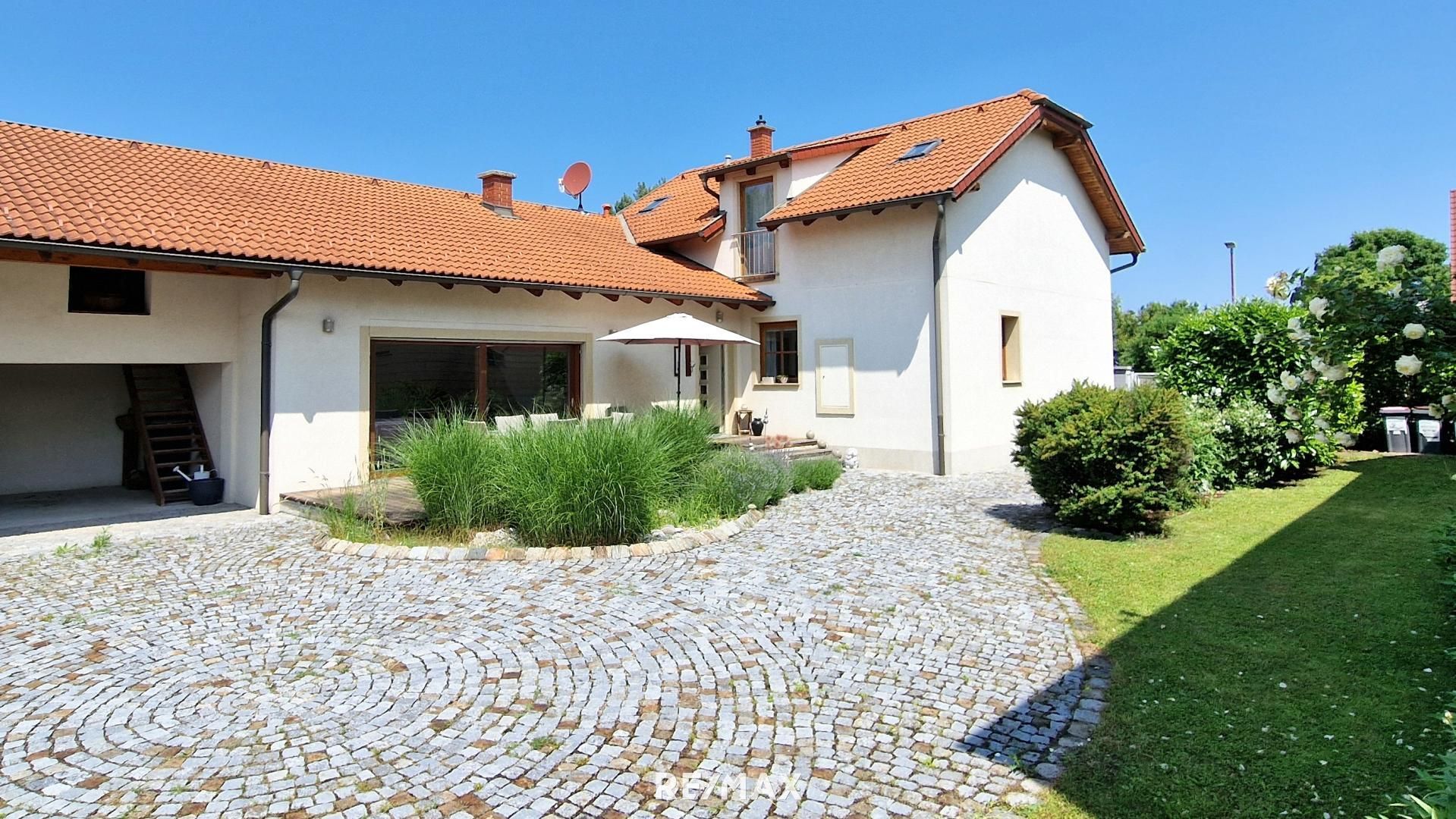 **Zeitlos außen - modern innen: Wohnen mit Stil und Komfort - Einfamilienhaus in Matzendorf!**