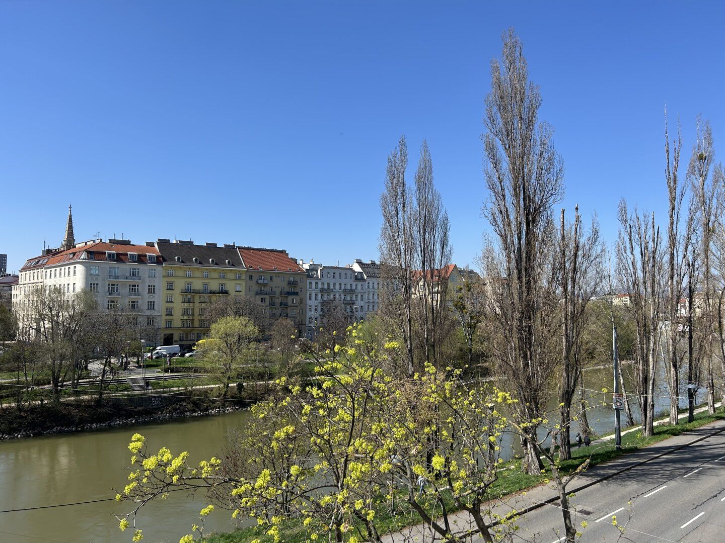 Nächst GRÜNER PRATER + SONNIG + HOF und straßenseitig orientiert + AUSBLICK zum DONAUKANAL!