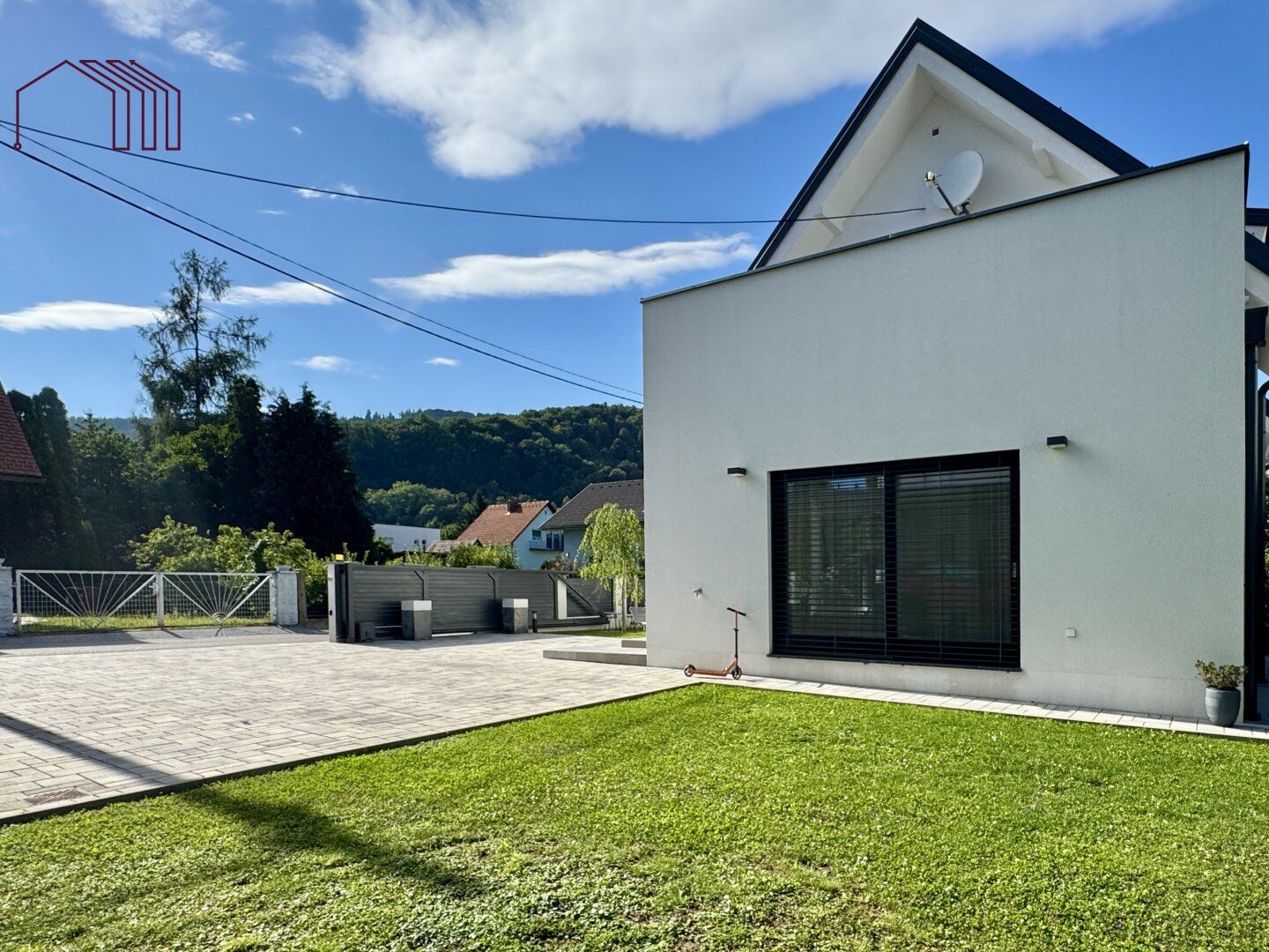RUHELAGE NAHE LKH WEST : Stilvoller Familienjuwel mit Keller, moderner Ausstattung und sonnigem Garten