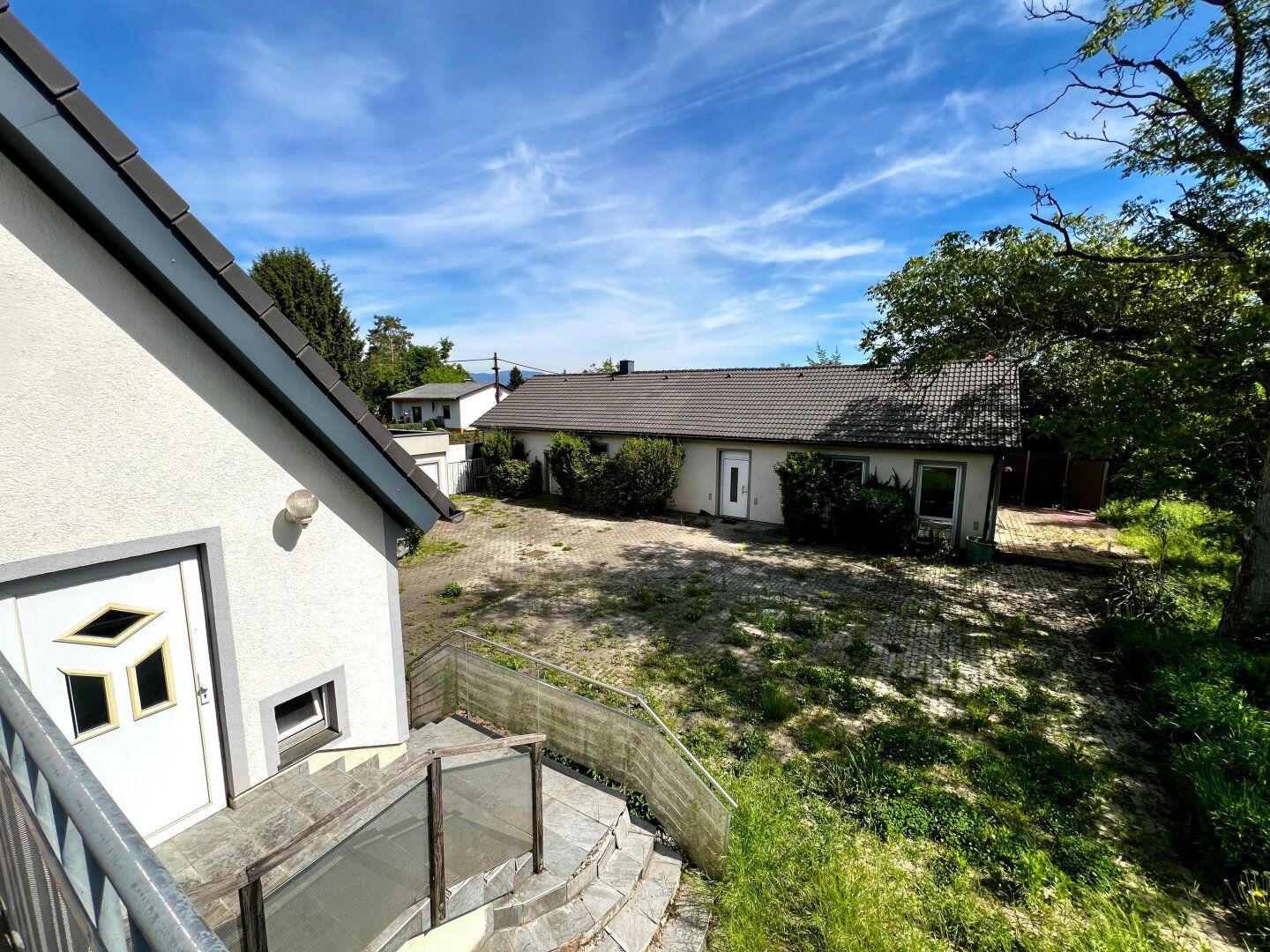 Einfamilienhaus mit großem Nebengebäude auf 1.855m² - absolute Ruhelage und unverbaubarer Blick!