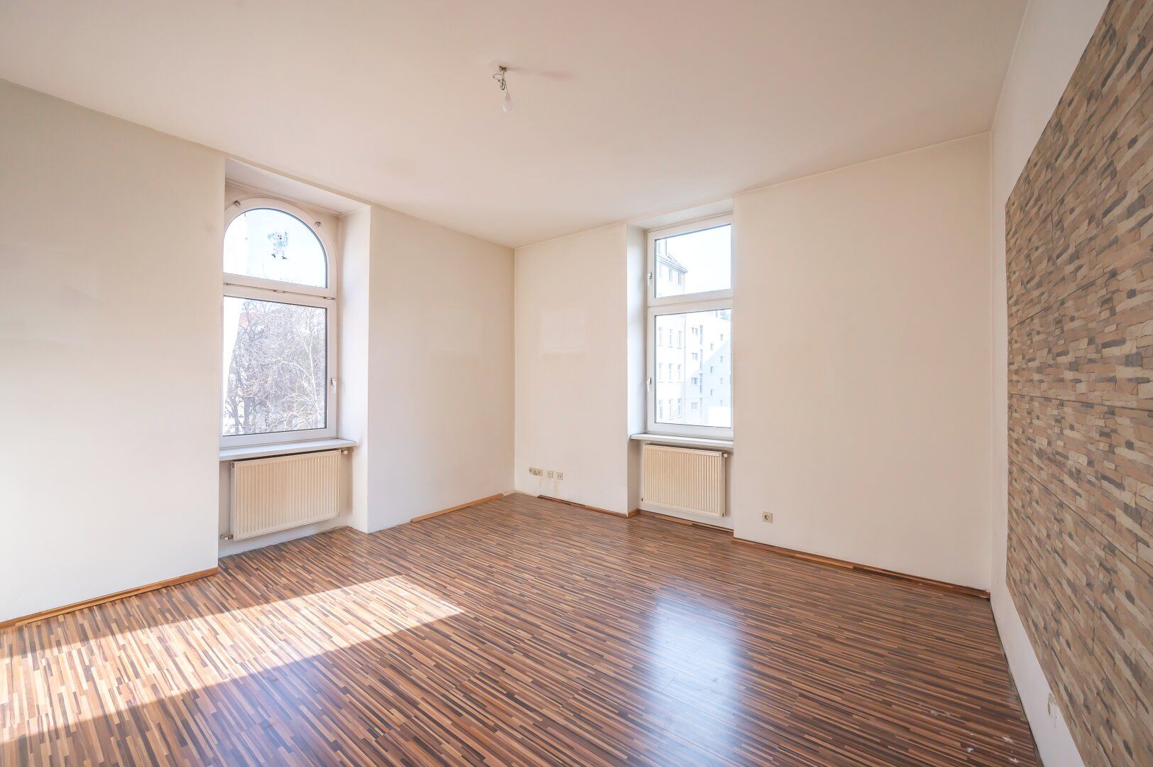 ++Q18++ Renovation-needed 3-room old building flat, lots of potential