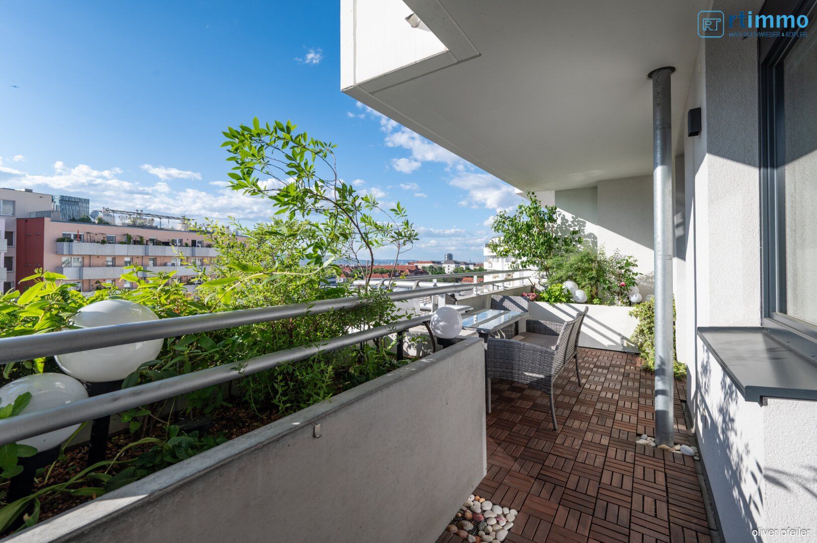 HELL UND NEUWERTIG: TEILMÖBLIERTE 2 ZIMMERWOHNUNG + POOL AM DACH + FITNESS + SAUNA