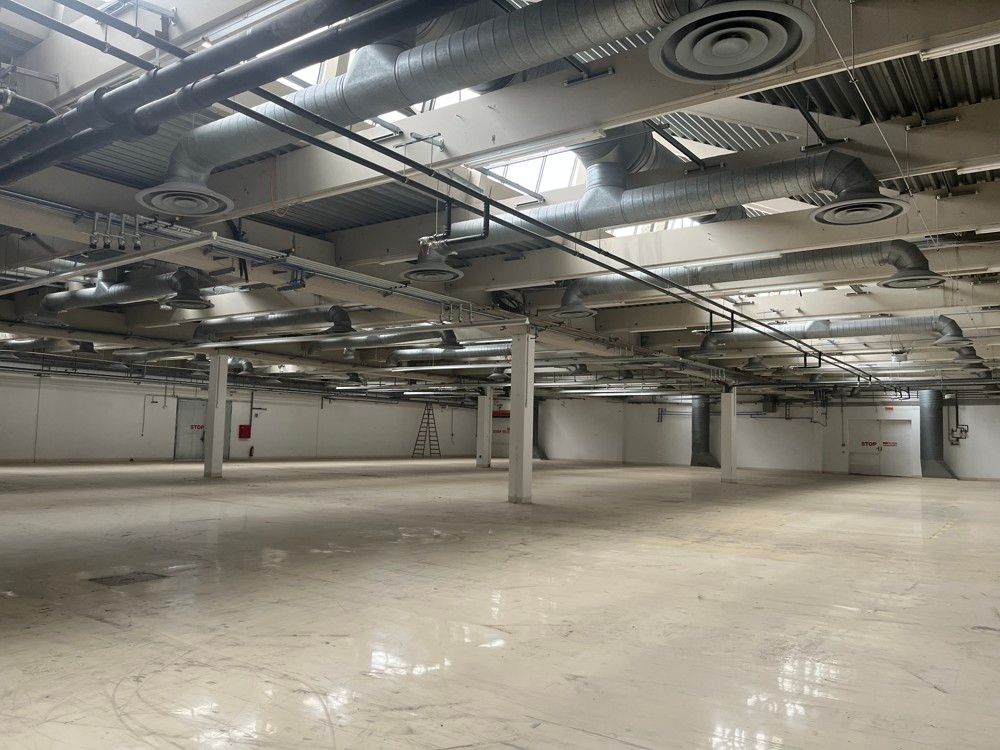 Commercial property, 2000 m²