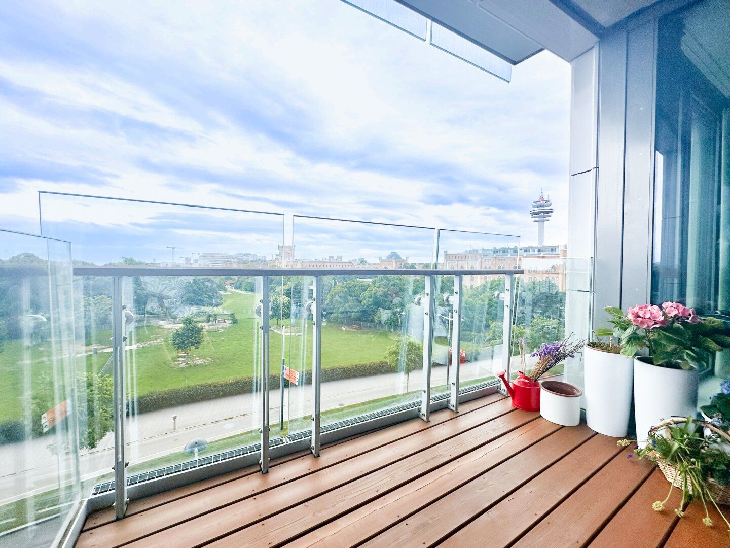 Einmalige Gelegenheit am Schweizergarten - Exklusive 3-Zimmer-Wohnung mit Loggia und Grünblick