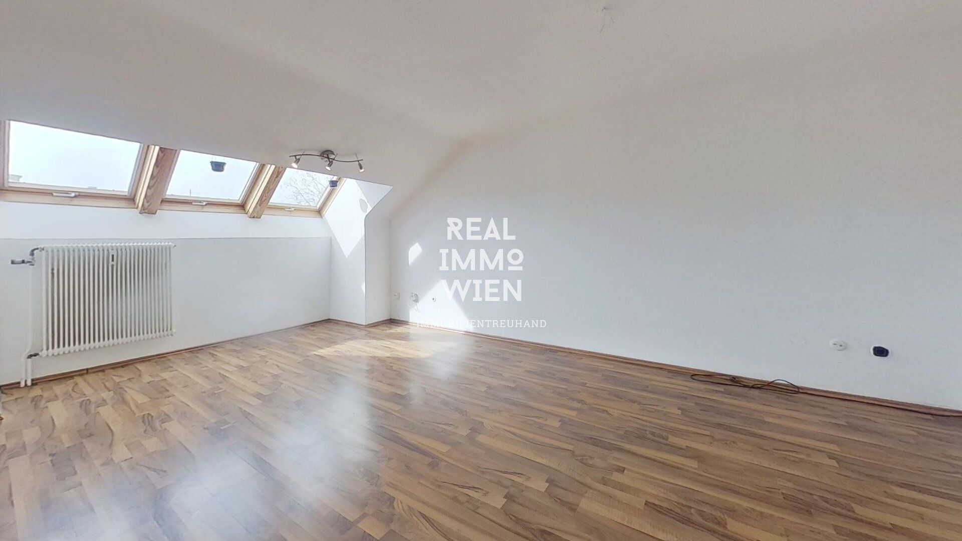 Helle Dachgeschoßwohnung in 1220 Wien: 2 Zimmer, gepflegt, zentral und gemütlich!
