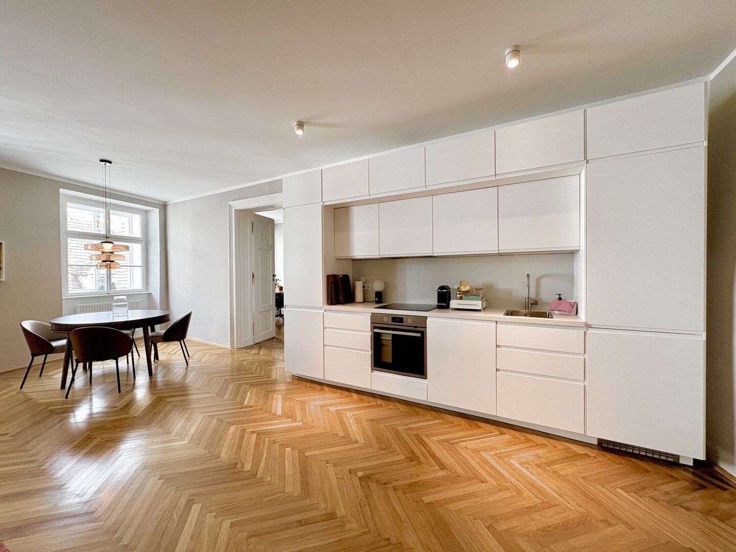 TRAUMHAFTE KLIMATISIERTE ALTBAUWOHNUNG MIT 2 BÄDERN UND BALKON - MÖBEL OPTIONAL