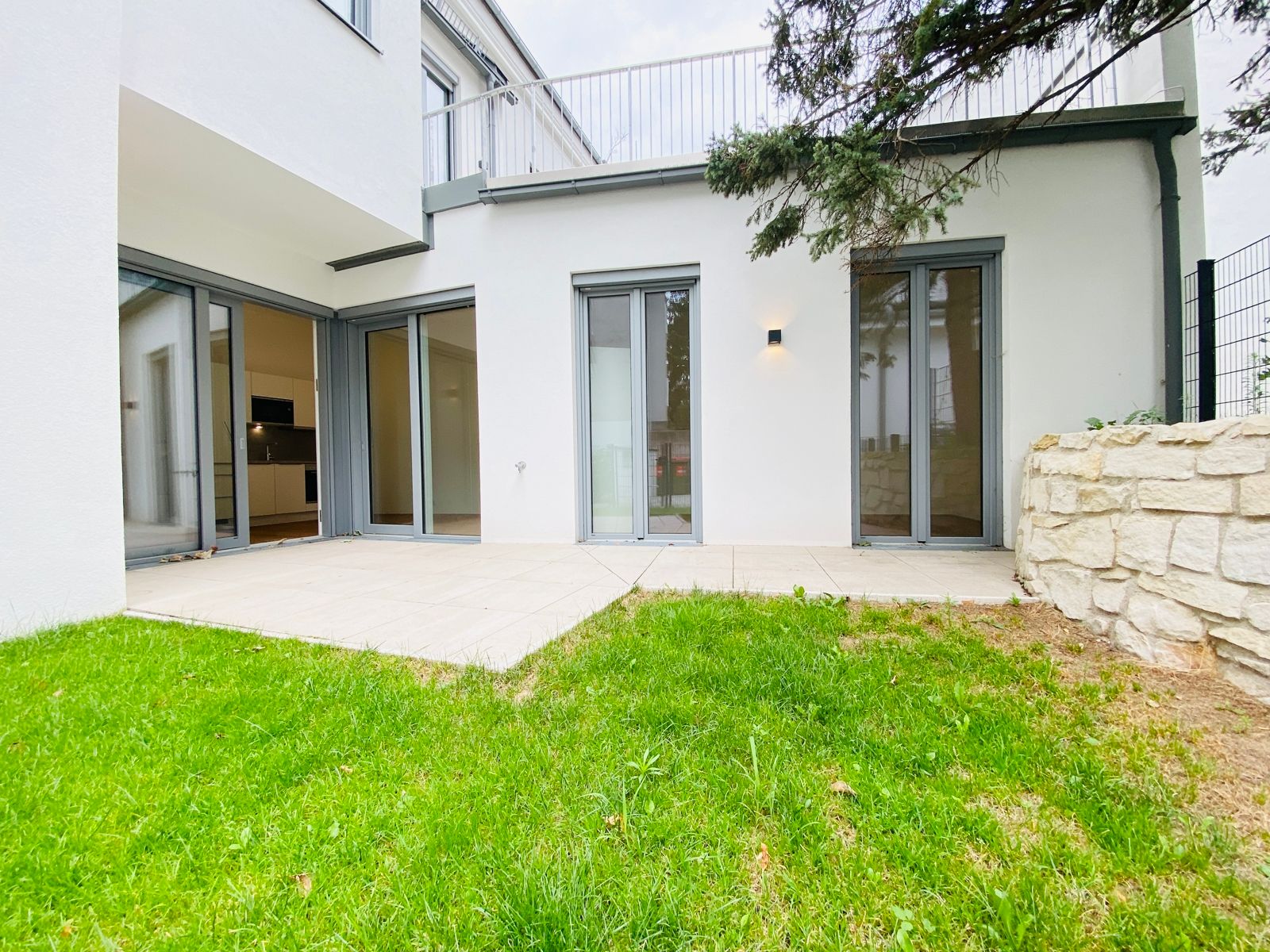 Erstbezug nach Sanierung - hofseitige Gartenwohnung mit Terrasse