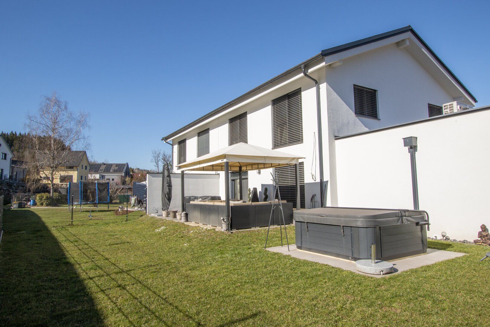 Stilvolle Doppelhaushälfte mit Whirlpool in ruhiger Lage!