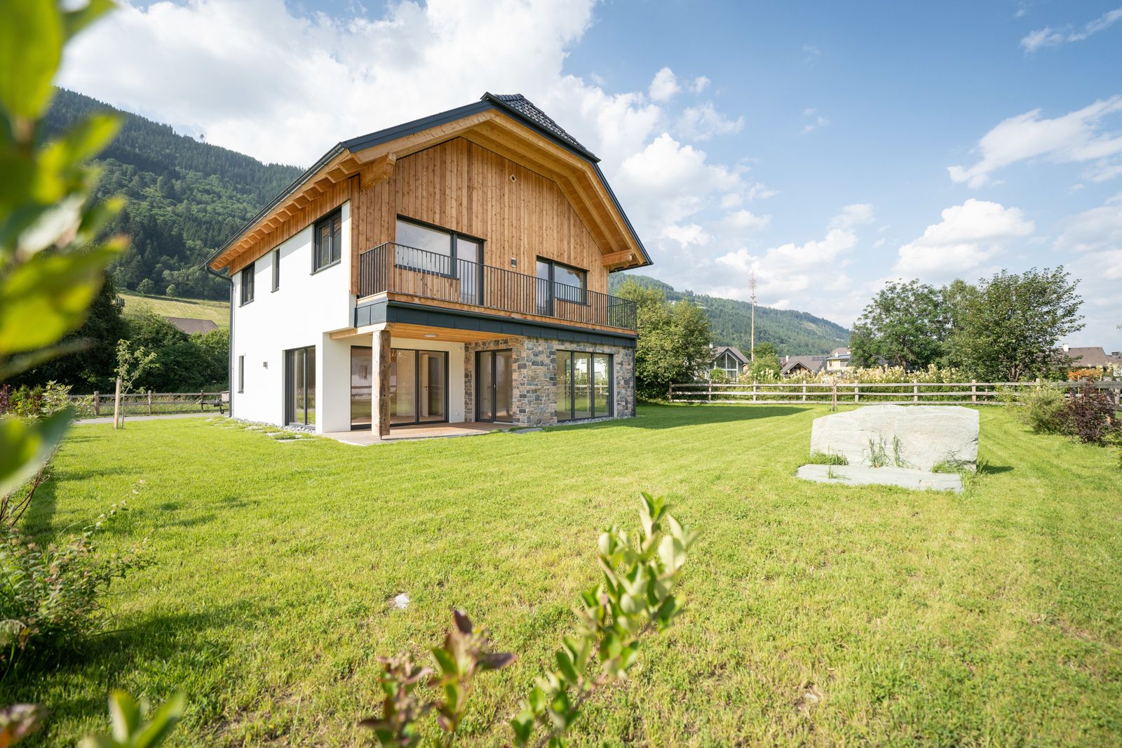 Attraktives Neubau-Einfamilienhaus im Erstbezug mit Carport und großzügigem Grundstück