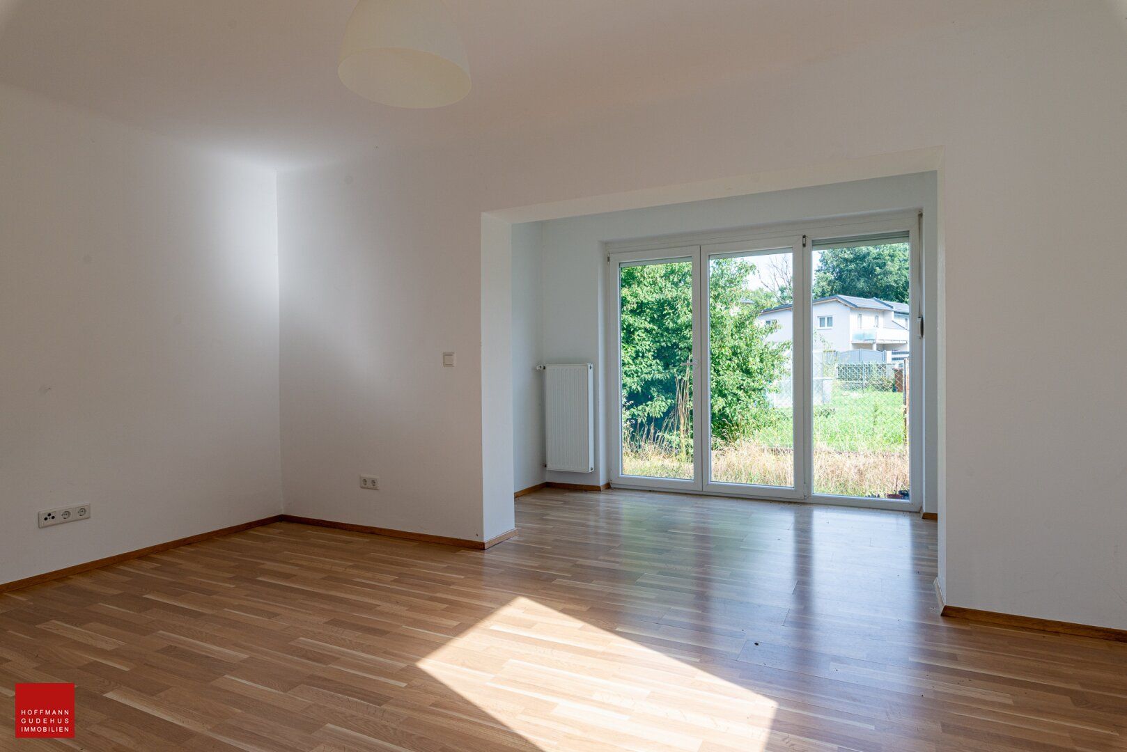 SANIERTES EINFAMILIENAUS MIT GROßEM GRUND