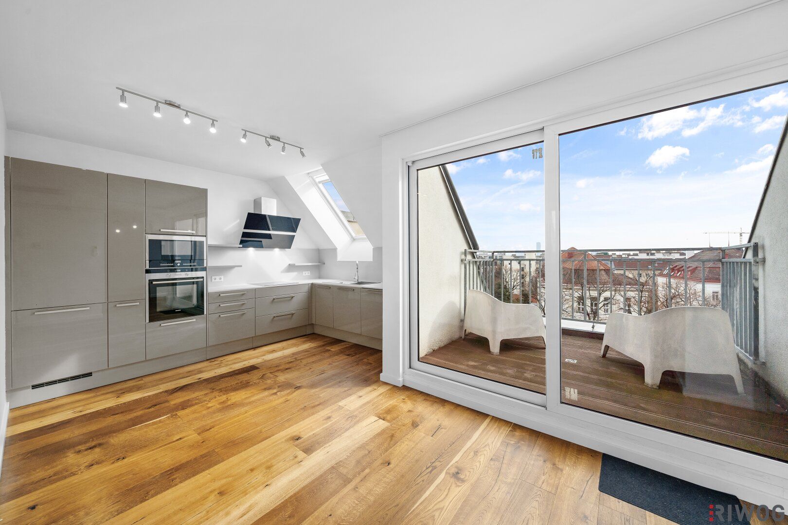 Dachterrassenwohnung mit Weitblick über Wien | PKW-Tiefgarage | Parkausrichtung | 2 Terrassen (28,6m²) | 2 Gehminuten zur U6 | 9 Min. in den 1. Bezirk