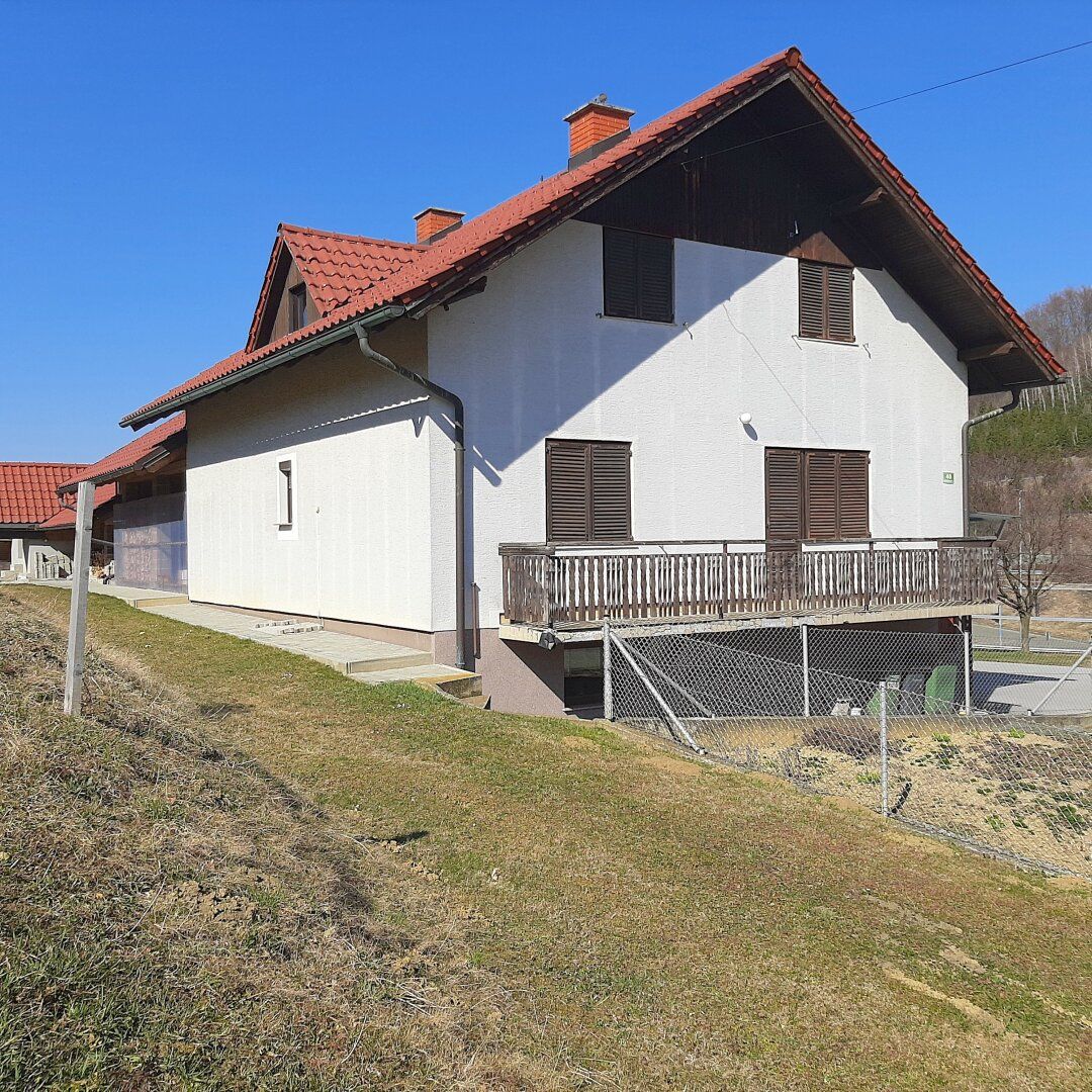 Nur 2 Minuten von der österreichischen Grenze entfernt - auf slowenischer Seite! Ein- bis Zweifamilienhaus in sonniger Lage sucht neue Besitzer!