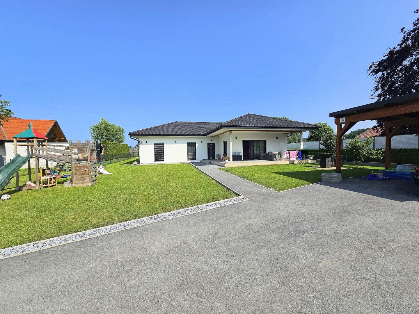 Wunderschöner, sonnendurchfluteter Bungalow mit gepflegtem Grundstück!