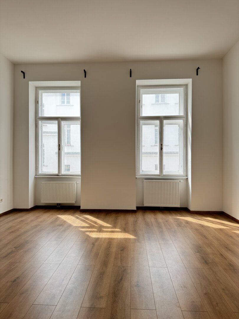 Erstbezug: Stilvolle 2-Zimmer-Altbauwohnung mit genehmigtem Balkon in bester Lage der Josefstadt