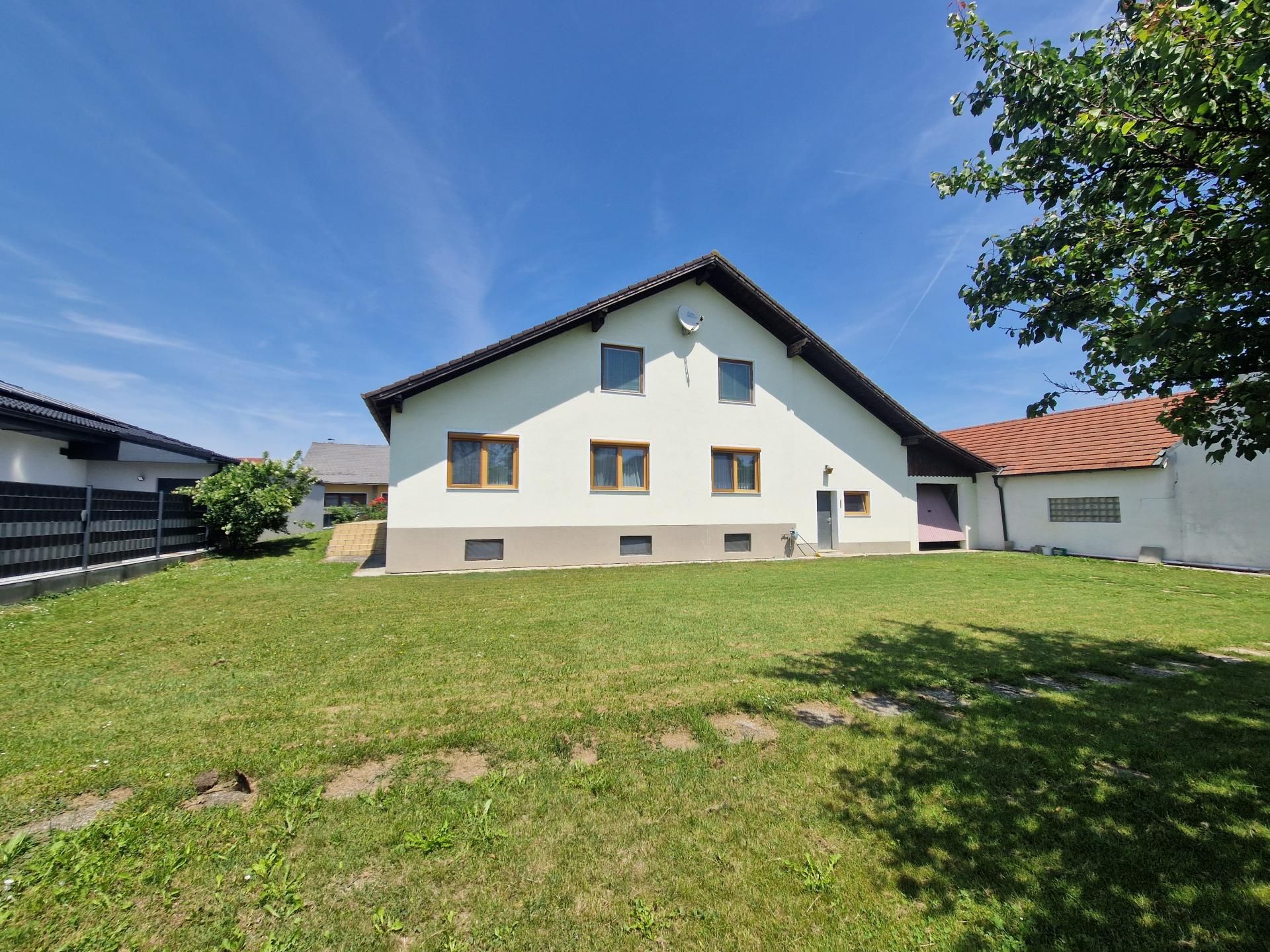 LIEBEVOLLER BUNGALOW MIT GEPFLEGTEM GARTEN IN TRAUMHAFTER RUHELAGE MIT HERRLICHEM GRÜN- UND AUSBLICK IN UNMITTELBARER FELDRANDLAGE