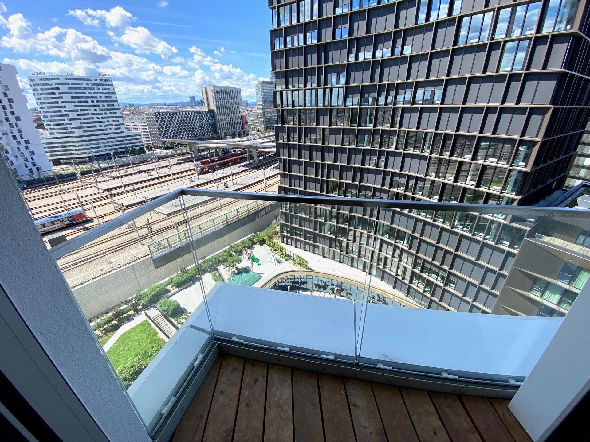 BelView Apartments: westseitige und großzügige 2-Zimmer-Wohnung mit Balkon im 13. OG zu mieten in 1100 Wien