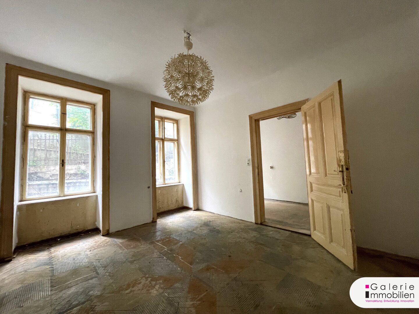 Bei der Volksoper - sanierungsbedürftige Stilaltbauwohnung
