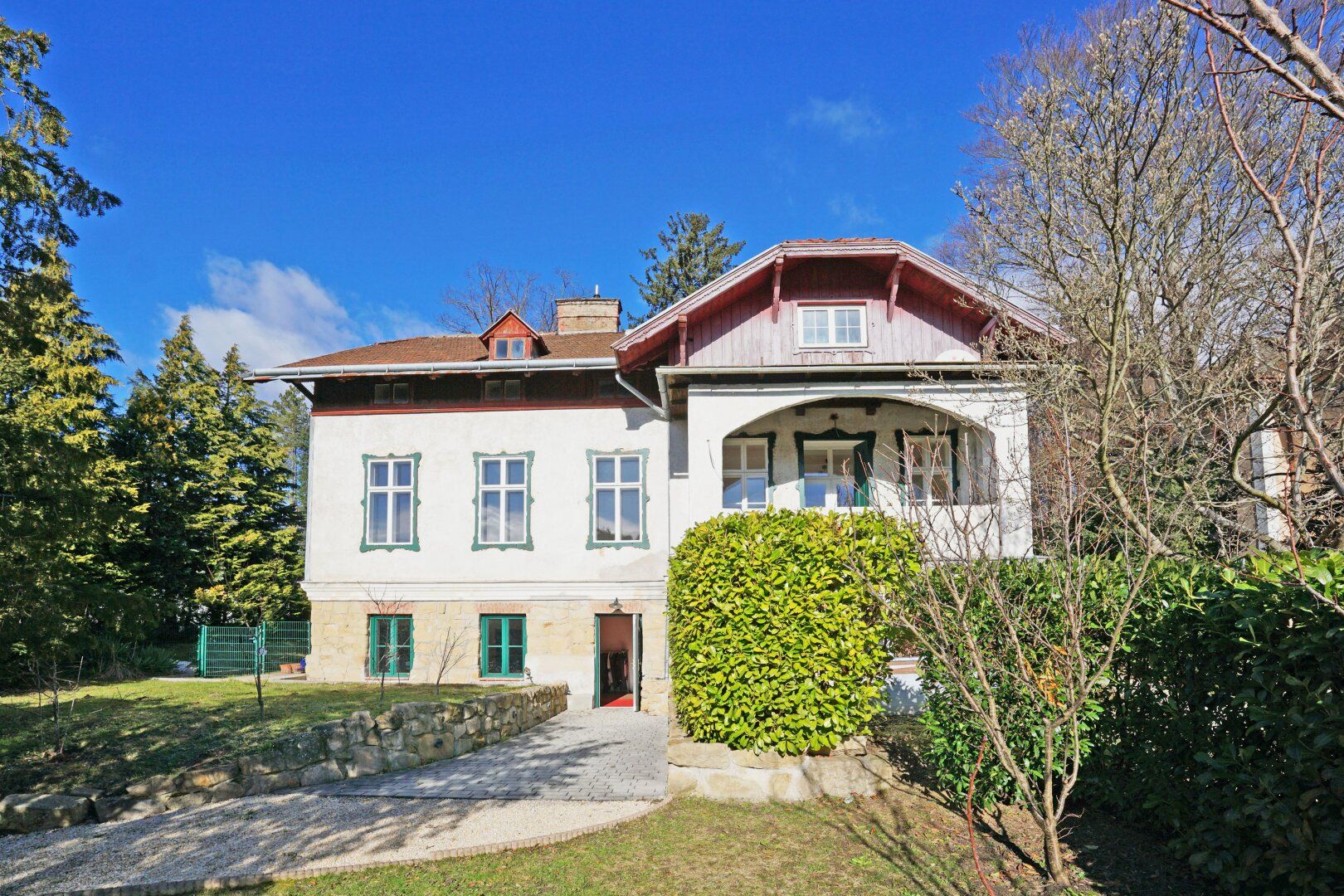 Wienerwald-Villa auf großzügigem Grundstück im Zentrum von Pressbaum