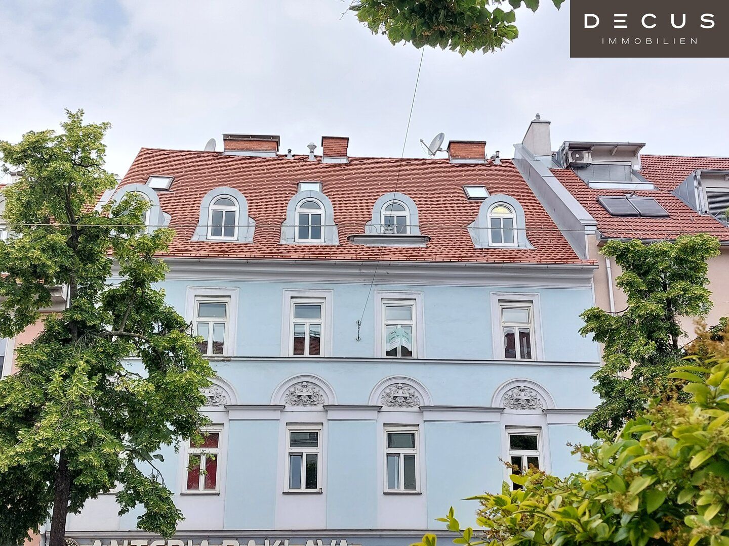 | CHARMANTE 2-ZIMMER-WOHNUNG MIT SONNIGEM BALKON | GRÜN- & SCHLOSSBERGBLICK | ca. 44,1m² | 2.OG | IDEALE LAGE