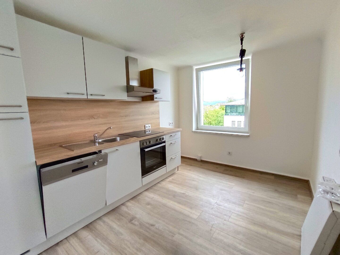 ANLEGER AUFGEPASST! Vermietet! Komplett modernisierte 3 Zimmer-Wohnung.
