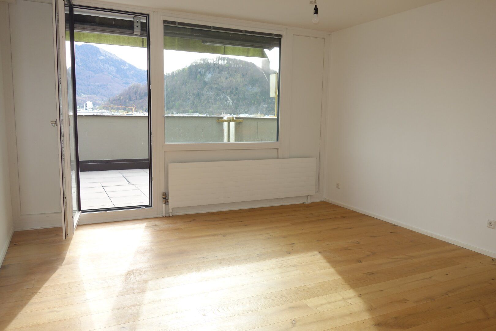 SALZBURG-NEUSTADT NEBEN SALZACHPROMENADE! SCHÖNE 2 ZIMMERWOHNUNG MIT 30 m² TERRASSE!