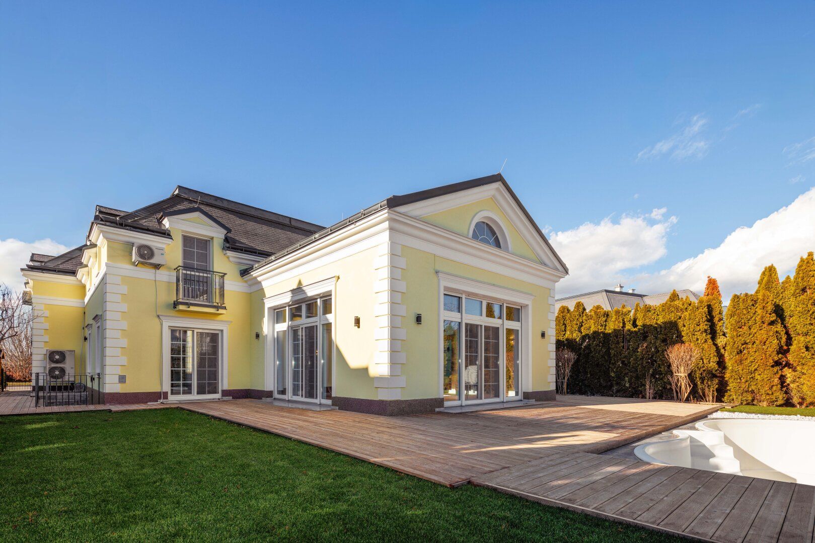 Kurzzeitmiete möglich!!! NUR 7500EUR!!!! 400 M2 LUXUSVILLA mit 4 Schlafzimmer mit Pool und Kamin im Wohnpark 