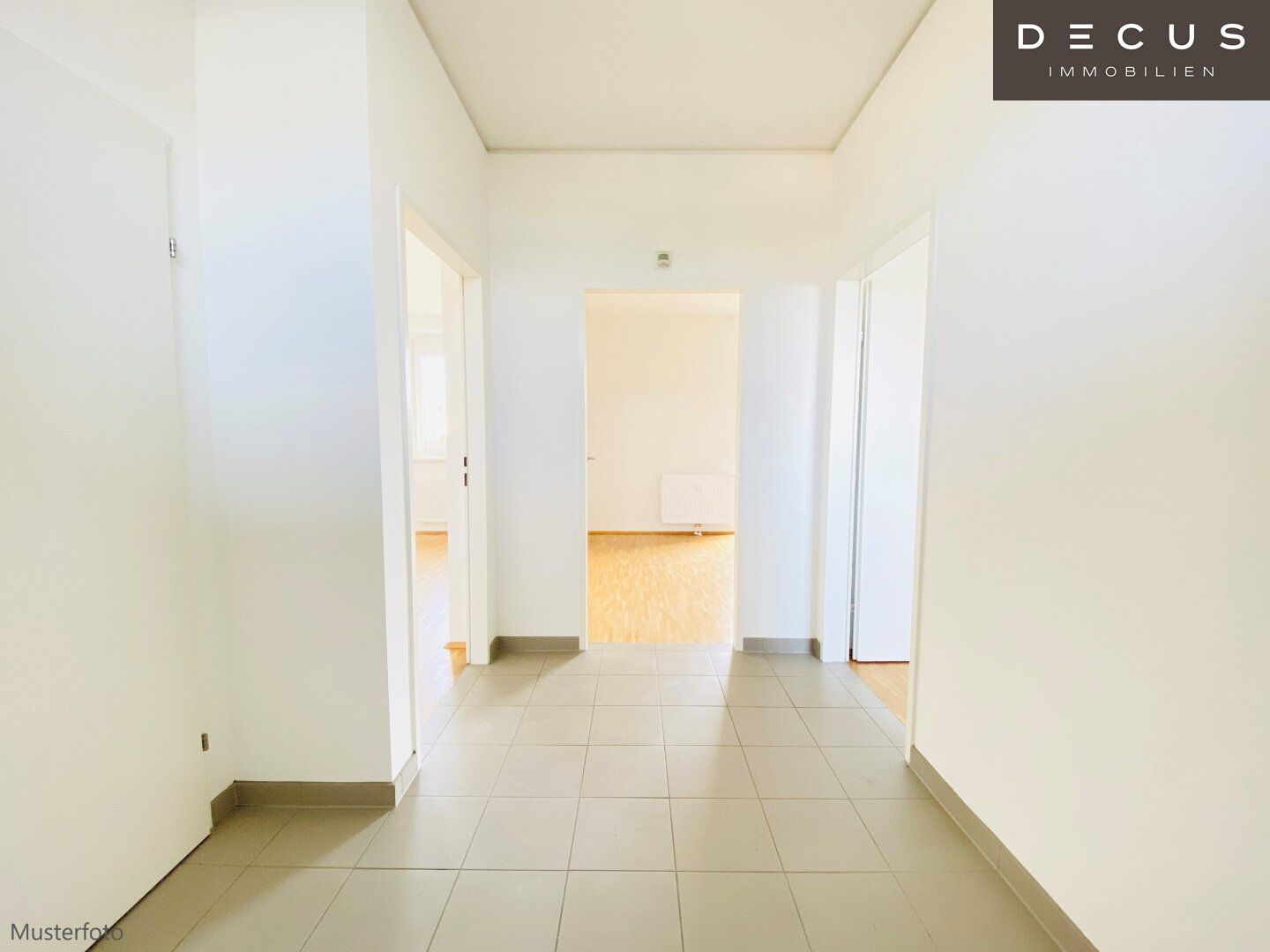 | NÄHE HAUPTBAHNHOF | ZWEI ZIMMER