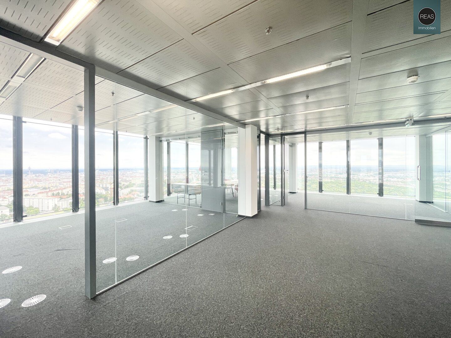 2 Hochhaus Etagen mit ausgezeichneter Infrastruktur und Panoramablick! - Mehr