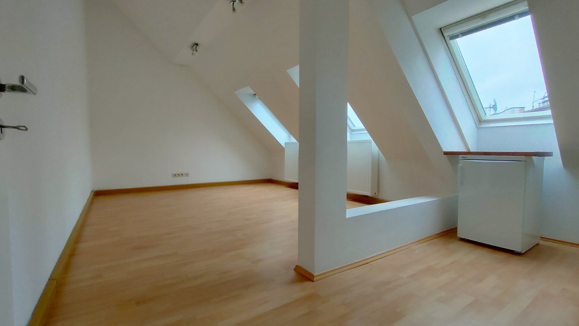 ! Nettes, helles 1 1/2 Zimmer Dachstudio - Hofruhelage, U4/6 Nähe !