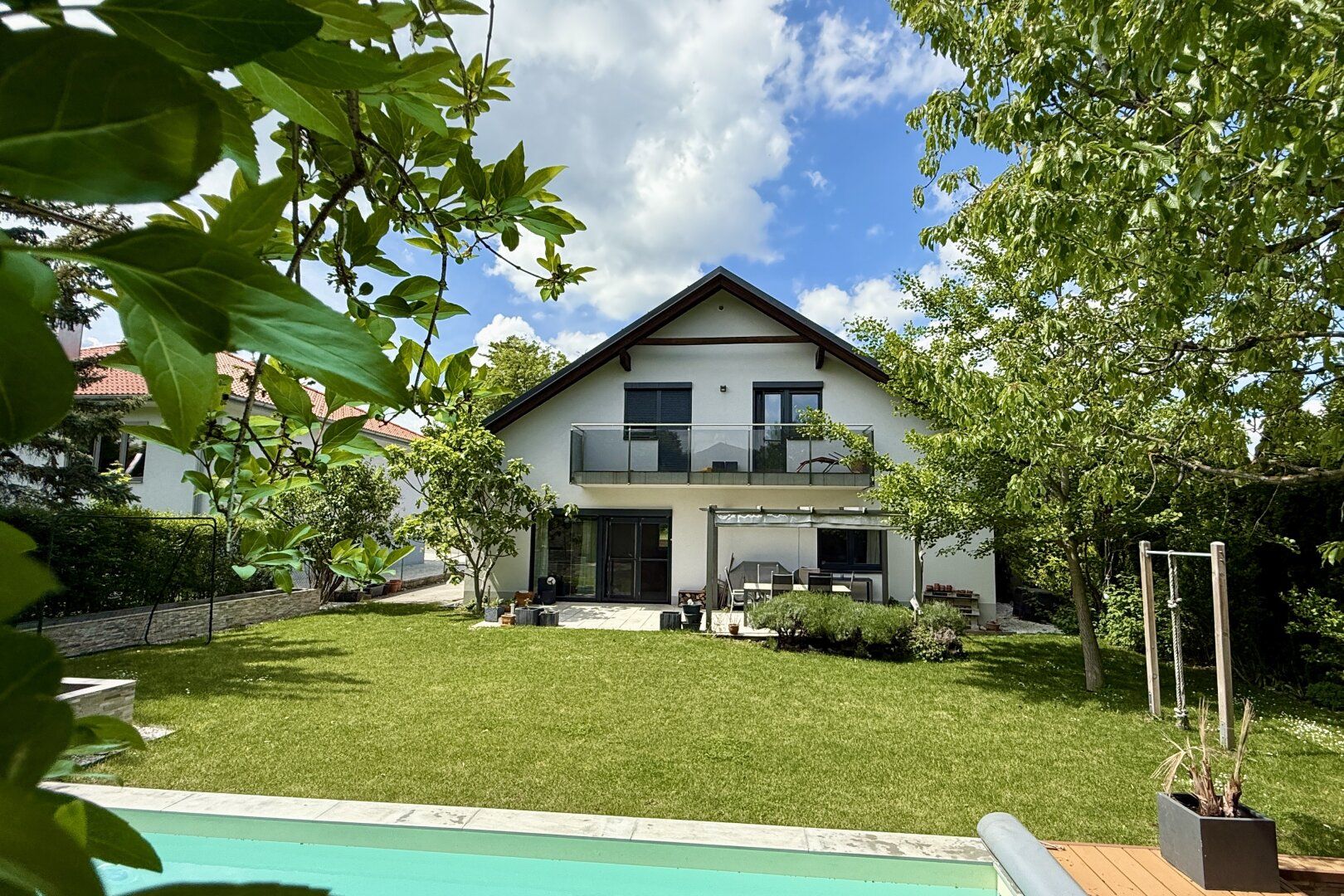 Lebensqualität pur: Großzügiges Einfamilienhaus mit traumhafter Pool-Landschaft