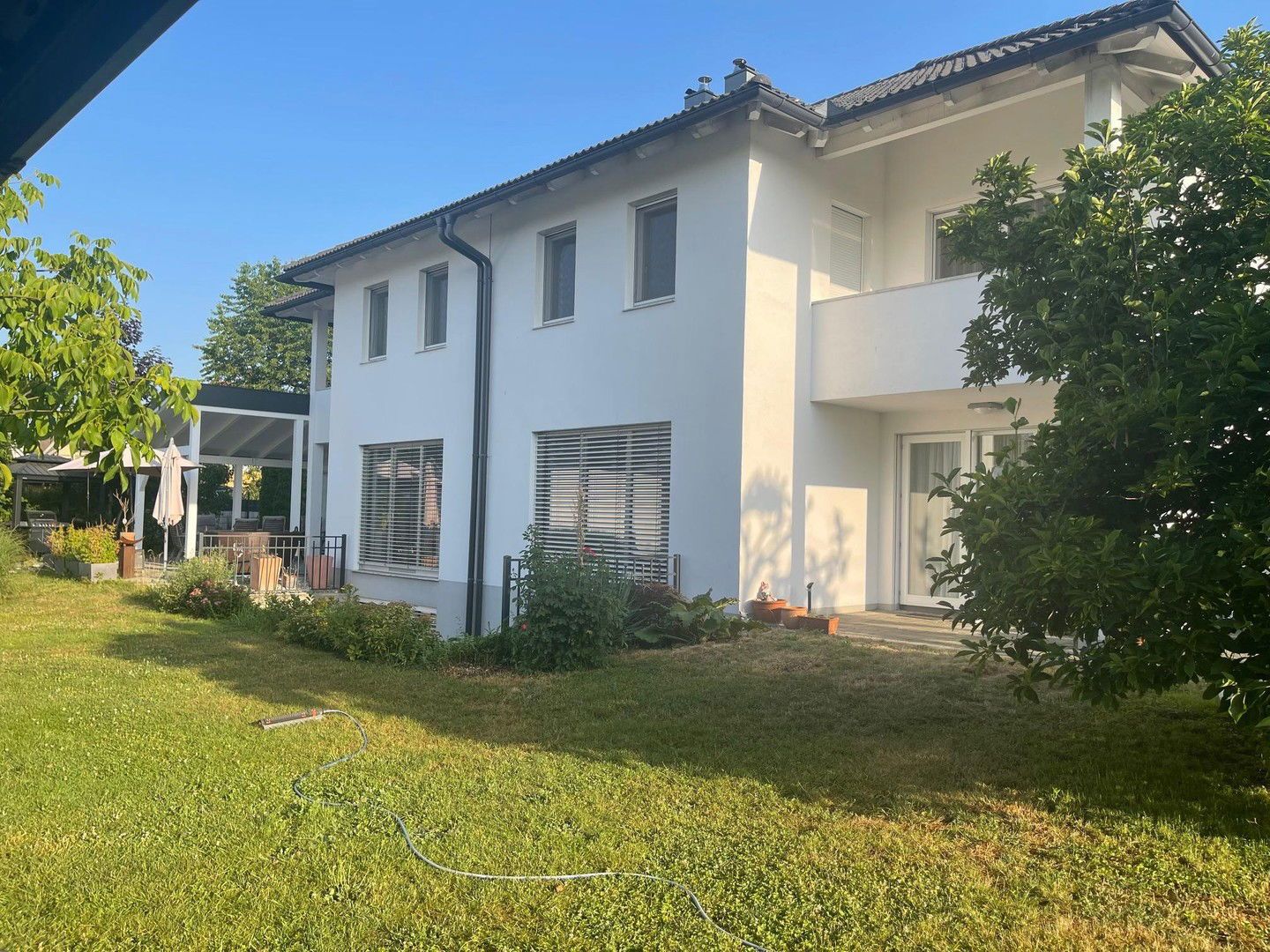Doppelhaushälfte mit Doppelgarage, parkähnlichem Garten, sehr gute Lage