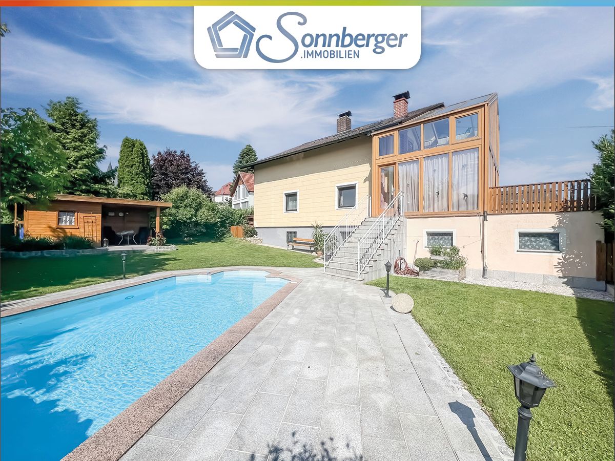 LEBENSKRAFT - großzügiges Zweifamilienhaus mit einladendem Garten und Pool in Hargelsberg