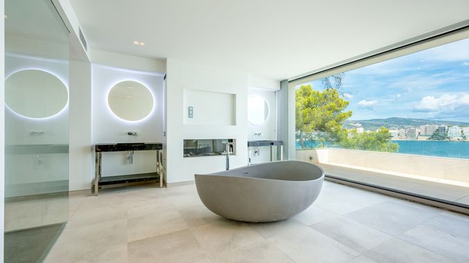 XXL-Badezimmer mit Panoramabadewanne