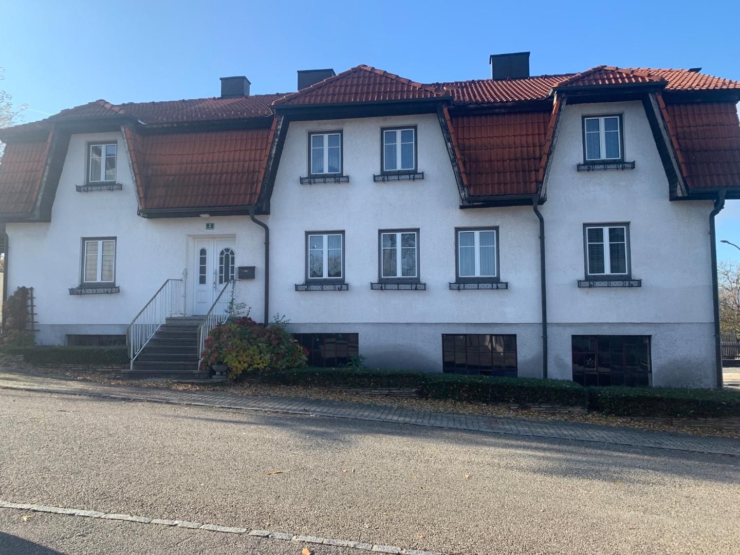 Neuer Preis ! Geräumiges Haus mit zwei Wohneinheiten u. Garagen - Auch für Wohnen und Gewerbe nutzbar