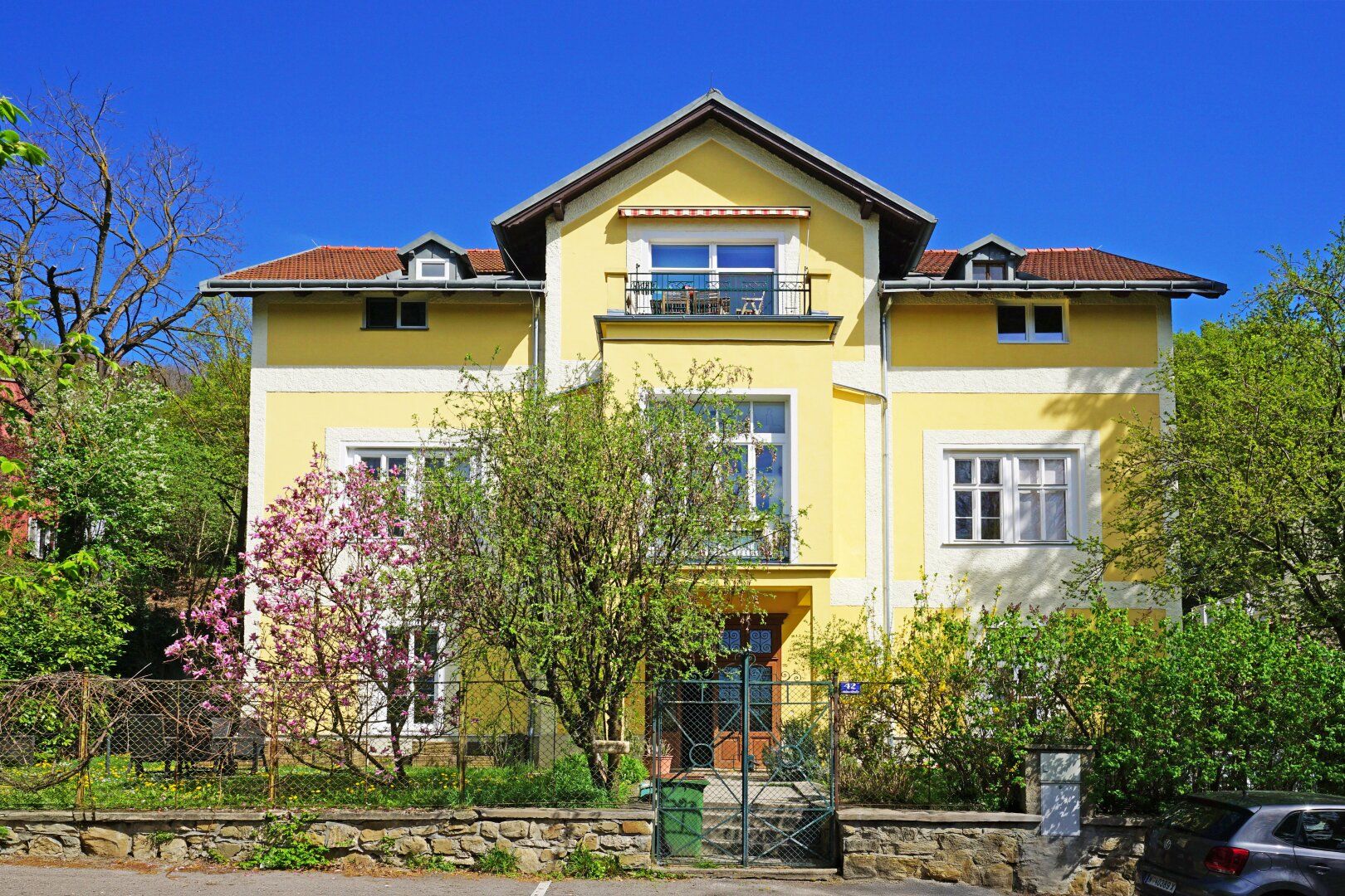 Stilvolles Dachgeschoss mit Pool und Gartenglück - ein Zuhause wie aus einem Sommertraum