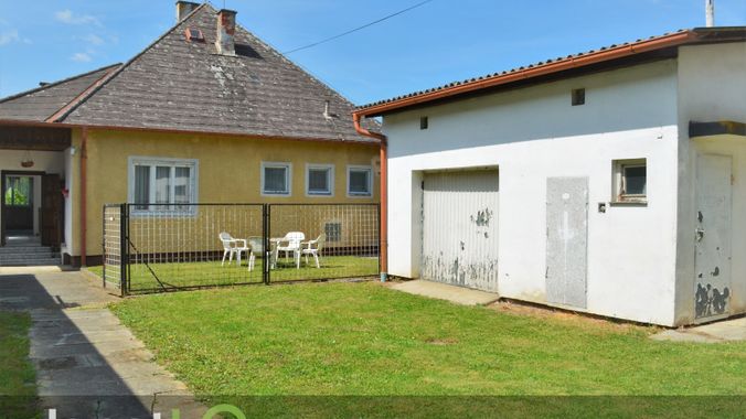 Hauptwohnhaus und Garage