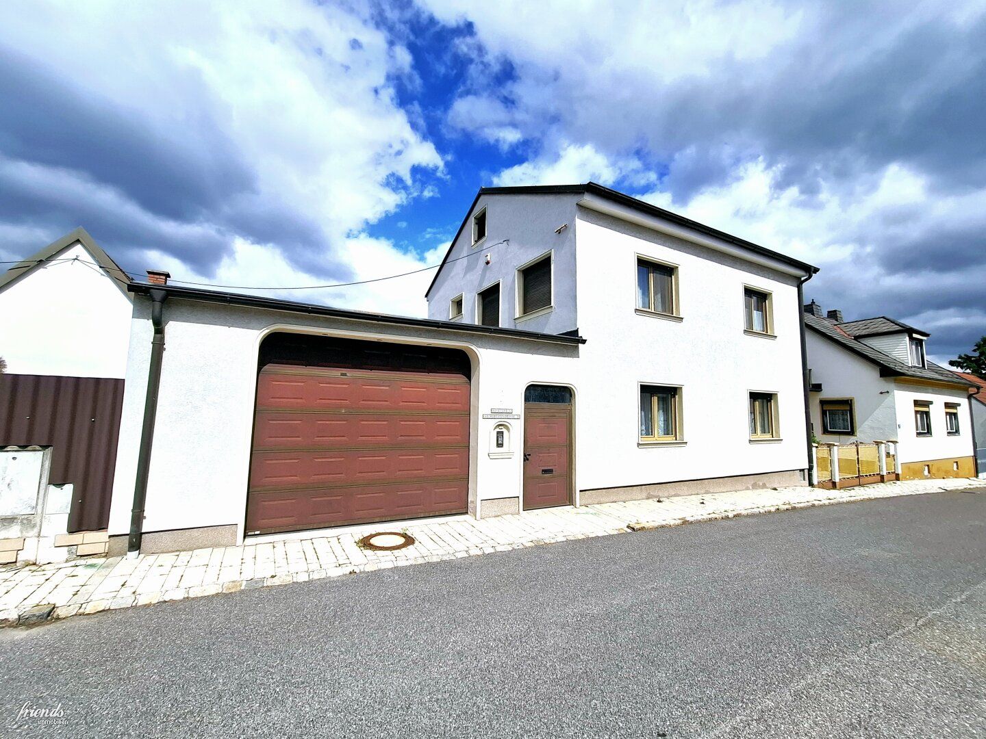Super Liegenschaft: 6 Zimmer, Pool, Wintergarten und Garage - Ihr neues Zuhause!
