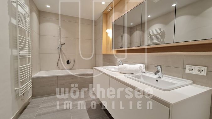 Bad mit Doppelwaschbecken und Wanne