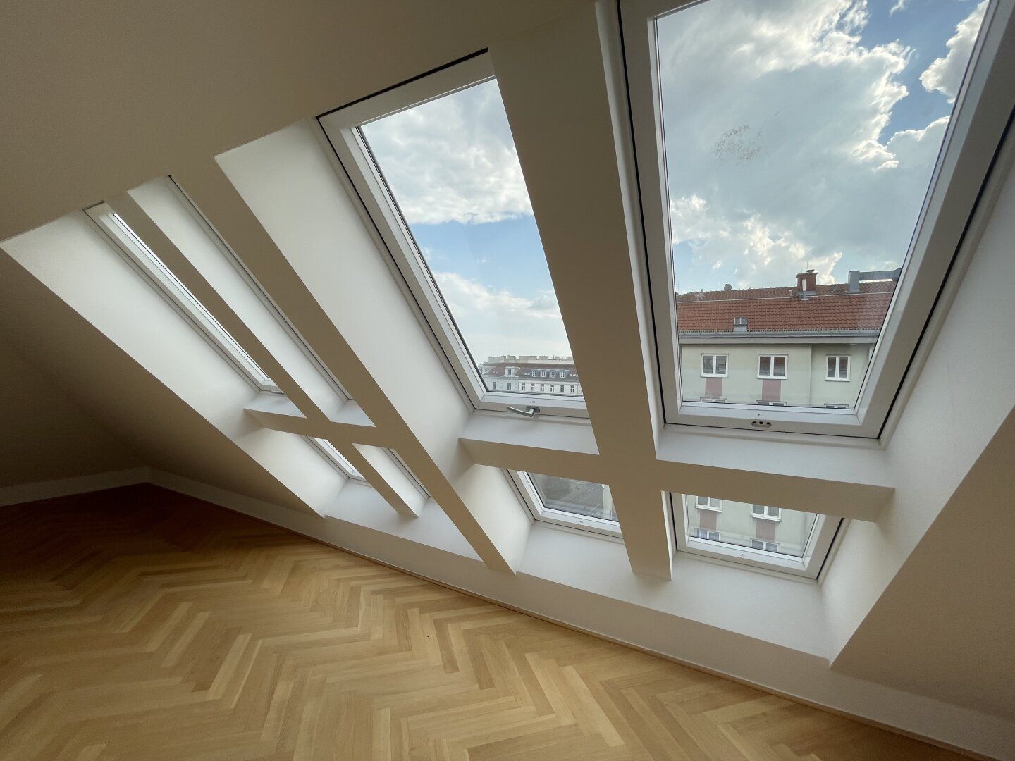 ERSTBEZUG! Traumhafte Maisonette Dachgeschosswohnung mit drei Terrassen!