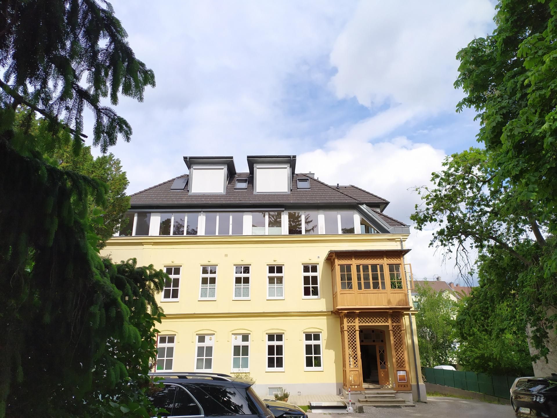 MIETE! Moderne Dachgeschosswohnung in Aussichtslage!